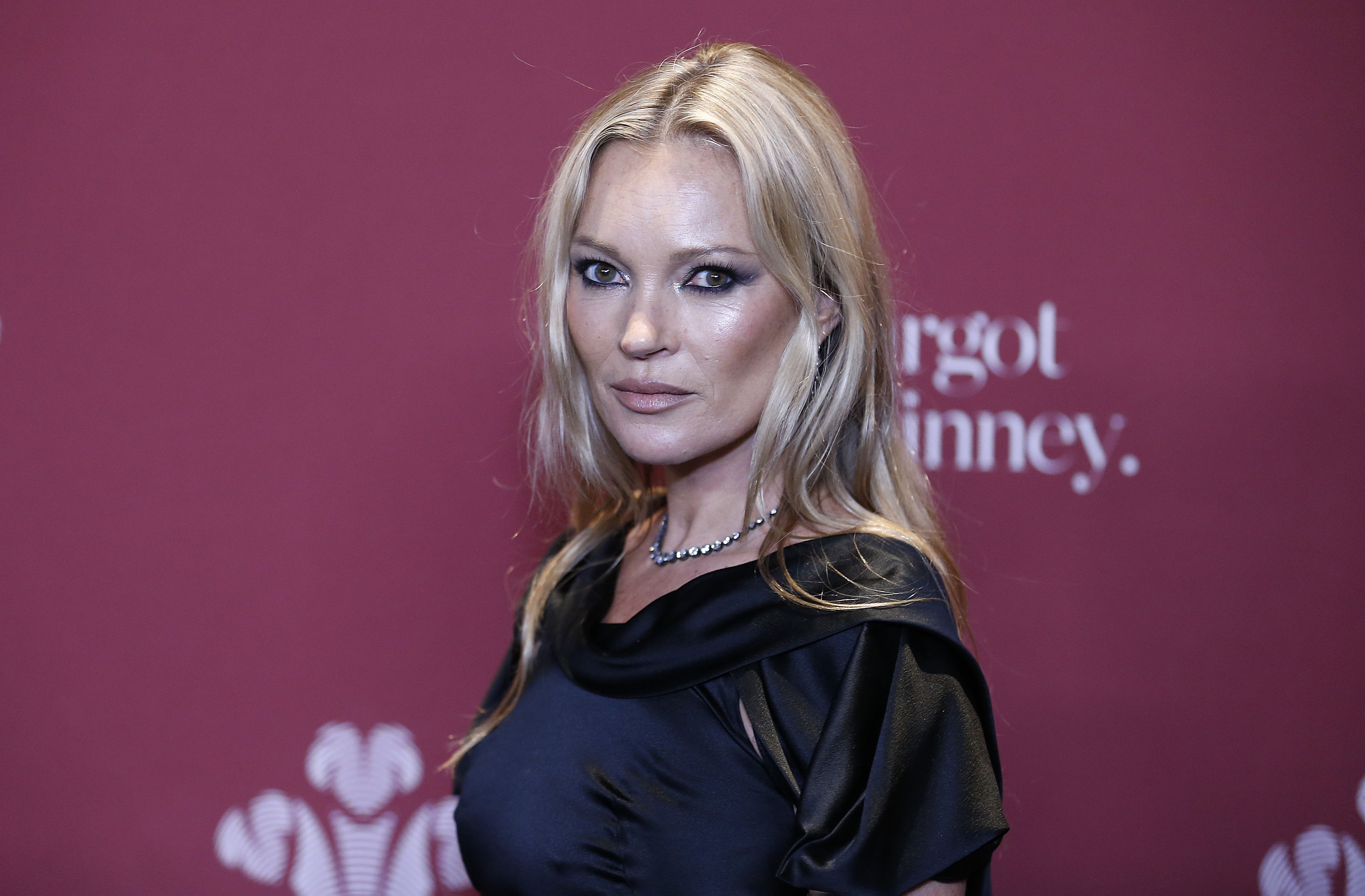 Естествена и величествена: Кейт Мос отново е лице на Saint Laurent ...