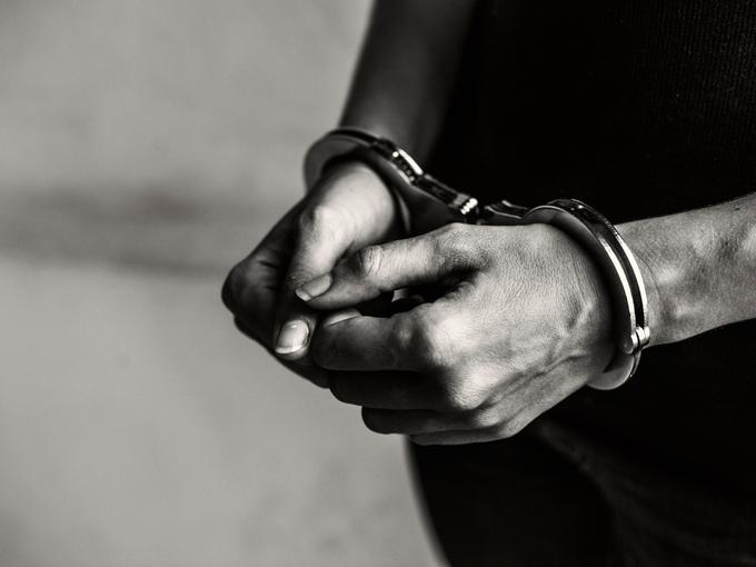 Тя каза, че е момиче на 12 и измами всички: 37-годишна живя в приемно семейство 14 месеца (Снимки)