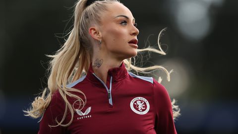 Швейцарската нападателка Алиша Леман не само бележи голове но и