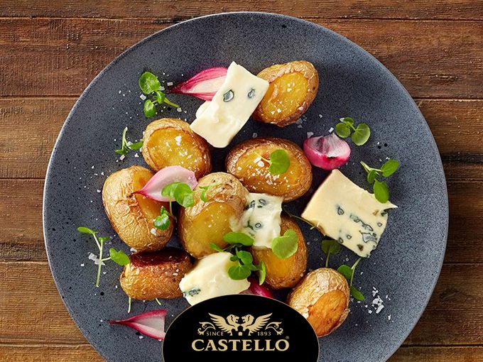 Печени картофи с меко синьо сирене Castello®