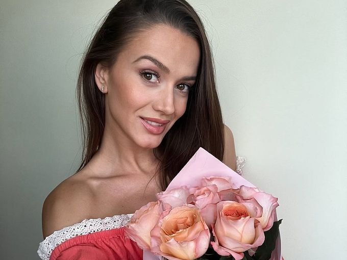 Дениз от "Ергенът: Любов в рая" с провокативна фотосесия в прозрачно боди (Снимки)