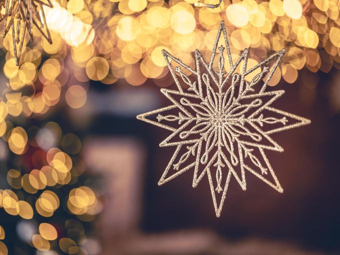 София заблестя с коледни светлинки: И емблематичната Къща с ягодите грейна