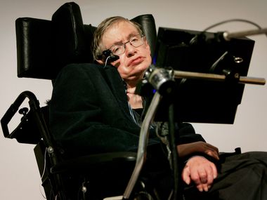Файловете на Епстийн: Появи се снимка на Стивън Хокинг с жени по бикини