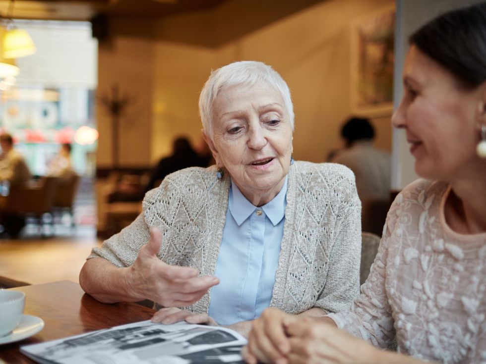 Разговорите са ключови: Забавената реч може да е ранен симптом за когнитивен упадък