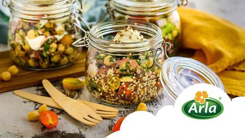 Салатата в буркан с нахут и киноа е вкусна и