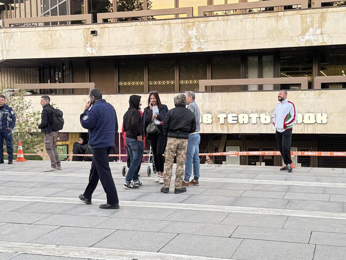 Лекари се борят за живота на 14-годишното момче, паднало от тераса на НДК