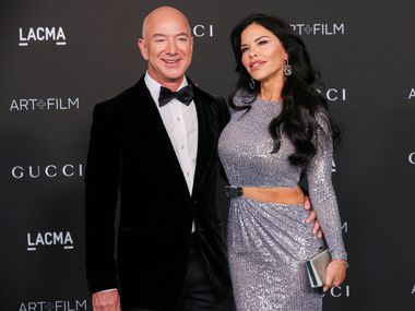 Джеф Безос и Лорън Санчес ще изненадат гостите си с необичайна молба за сватбата и с разкошни подаръци във Венеция