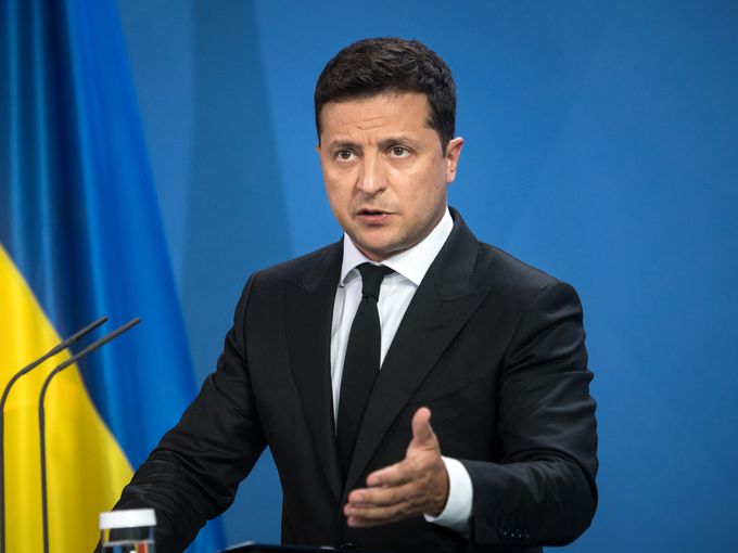 Кой беше Володимир Зеленски, преди да стане президент на Украйна и какво общо има с мечето Падингтън?