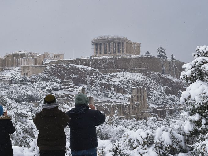 Снежен апокалипсис в Гърция и Турция, хиляди блокирани часове наред по пътищата