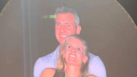 Двамата колеги заснети да се гушкат на концерт на Coldplay