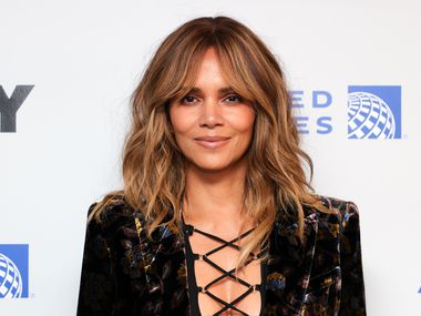 Хали Бери предизвика коментари в социалните мрежи: Все едно е облякла тента