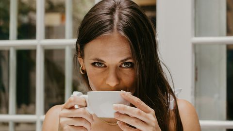 В свят в който всички говорят безспирно мълчаливото привличане е