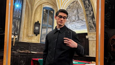 Италианският свещеник Алберто Раваняни който използва популярността си в социалните