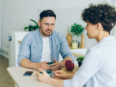 Изневерих на съпруга си, той ми прости, но съвестта ми ме измъчва: анализ от психолог