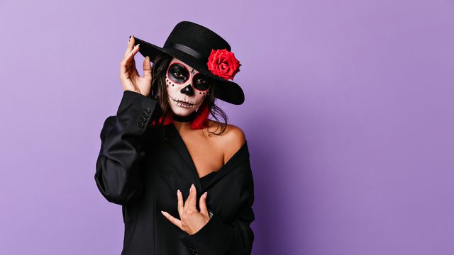 Популярният skull грим с декорации и цветя от мексиканския „Ден на мъртвите“