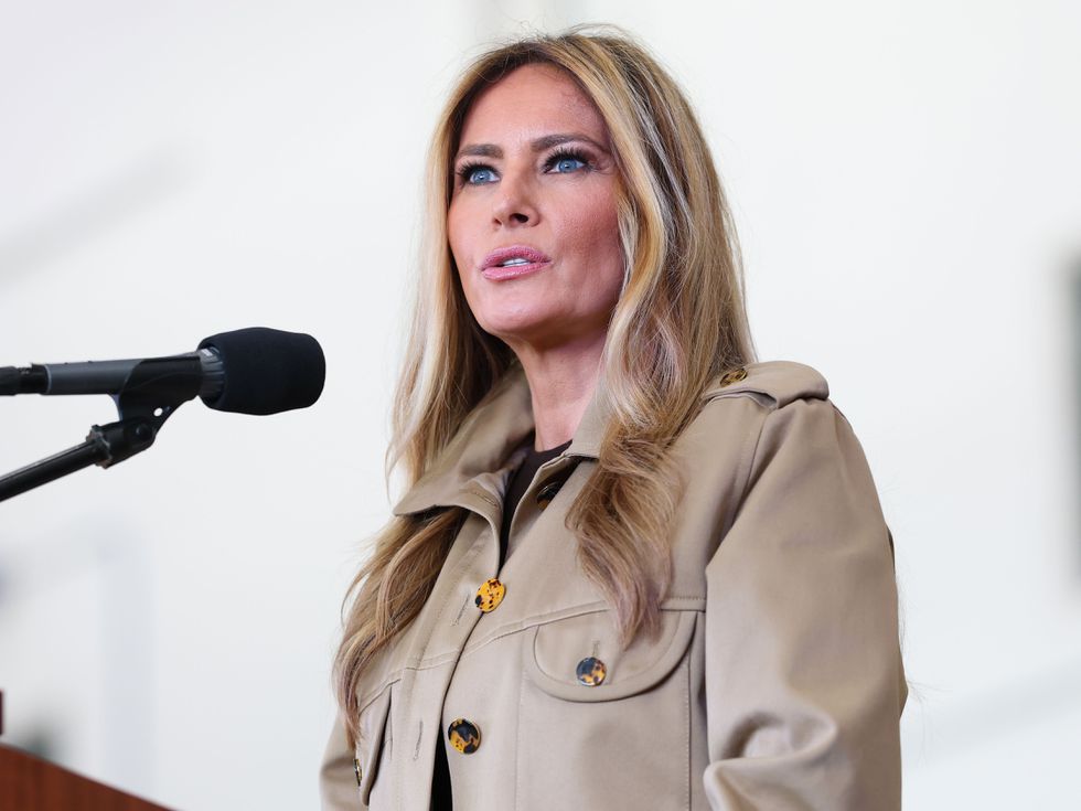 Мелания Тръмп посрещна коледната елха в Белия дом (Снимка)