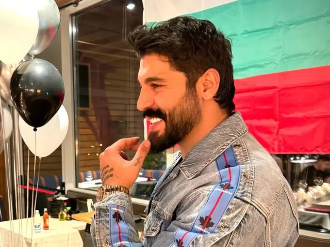 Фики разтопи мрежата с коледен кадър на семейството си