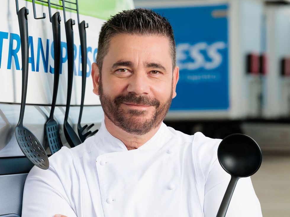 Ефектен старт: Шеф Ангелов се приземи с балон за новия сезон на "Хелс Китчън"