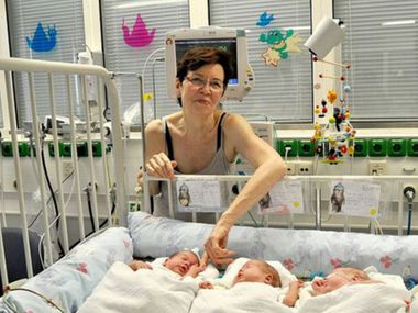 Тя роди четиризнаци на 65: как живее пенсионерката, която стана майка на 17 деца от различни мъже