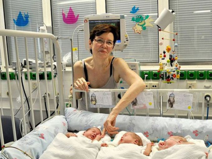 Тя роди четиризнаци на 65: как живее пенсионерката, която стана майка на 17 деца от различни мъже