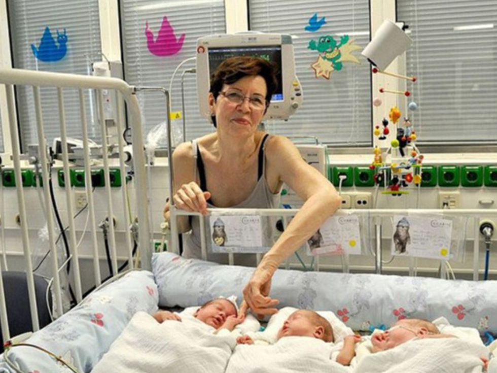 Тя роди четиризнаци на 65: как живее пенсионерката, която стана майка на 17 деца от различни мъже