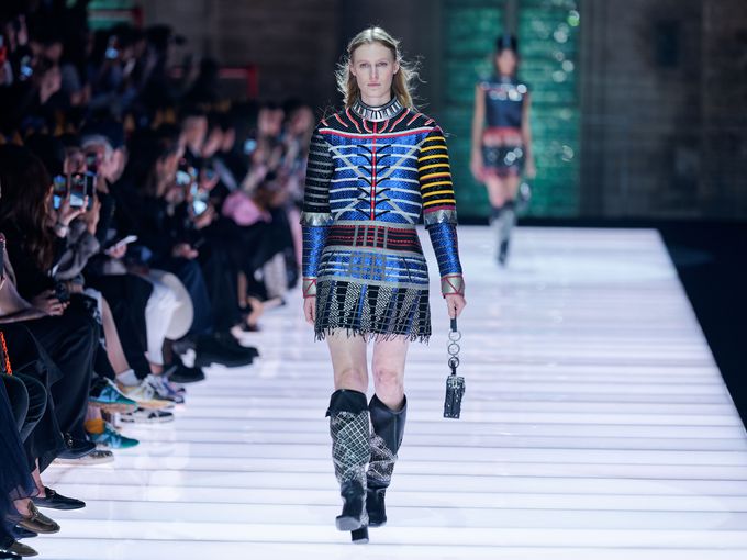 Louis Vuitton Cruise 2026 в Папския дворец в Авиньон: между средновековни внушения и киберготически отзвуци
