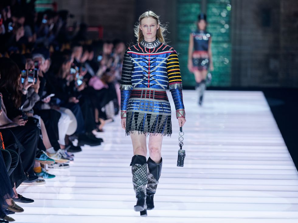 Louis Vuitton Cruise 2026 в Папския дворец в Авиньон: между средновековни внушения и киберготически отзвуци