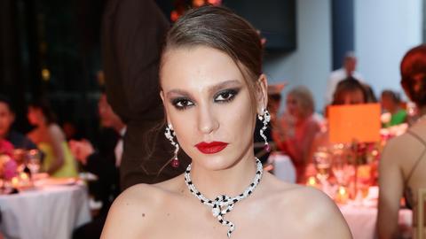 Популярната турска актриса модел и певица Серенай Саръкая е била