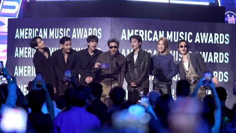 Южнокорейската K pop сензация BTS беше големият победител на Американските музикални
