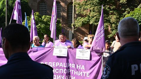 Тази сутрин пред сградата на Столична община в 8 30 започна