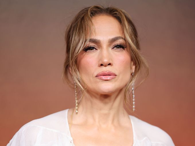 Дженифър Лопес изглежда зашеметяващо в най-късата си досега мини рокля (Снимка)