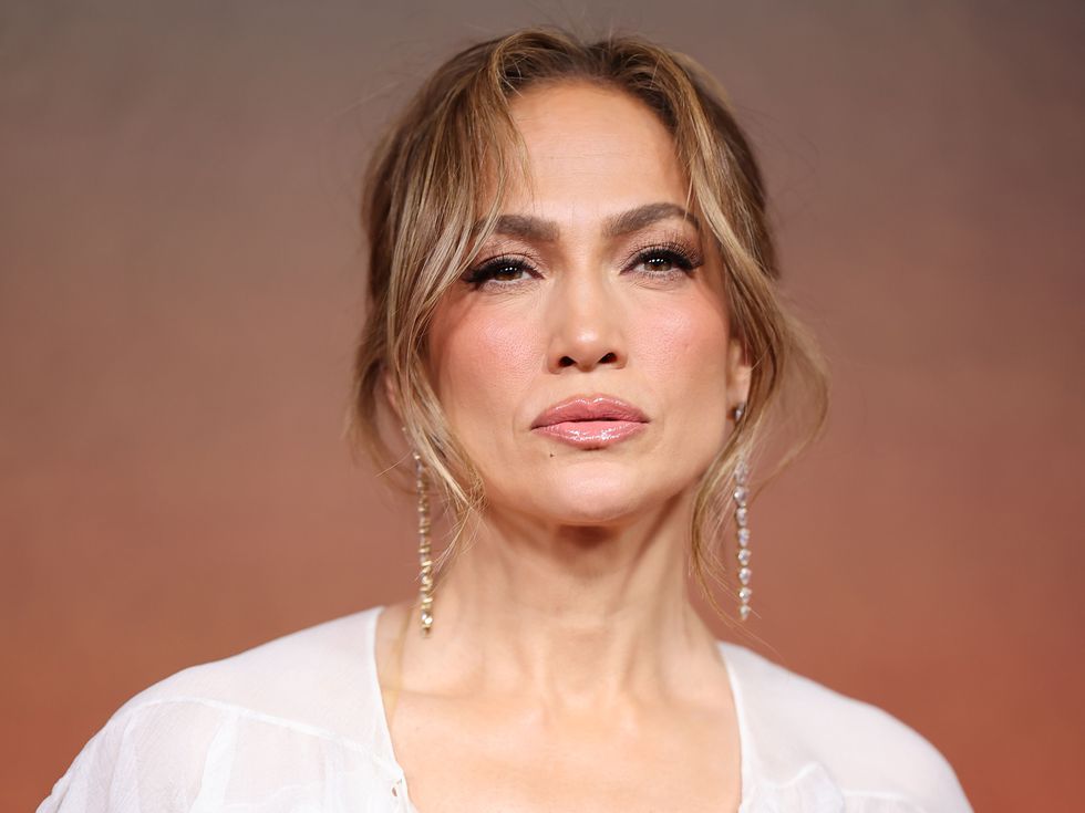 Дженифър Лопес изглежда зашеметяващо в най-късата си досега мини рокля (Снимка)