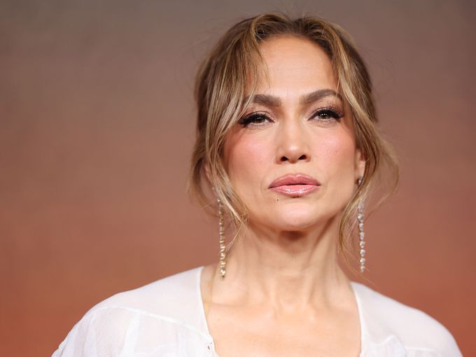 Бен вече е история - забелязаха Джей Ло, хваната за ръка с младок