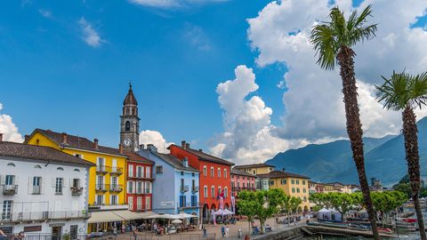 На северния бряг на езерото Маджоре където Швейцария се среща