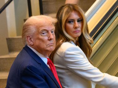 Неловък момент: Тръмп размахва пръст на Мелания, тя клати ядосано глава