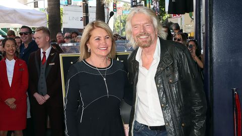 обяви с дълбока скръб смъртта на любимата си Джоан –