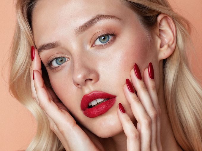 Романтичен маникюр за декември 2025: 8 идеи за тези, които мечтаят за любов