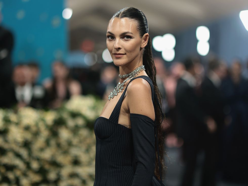 Приятелката на Лео ди Каприо с провокативна визия в прозрачна пола