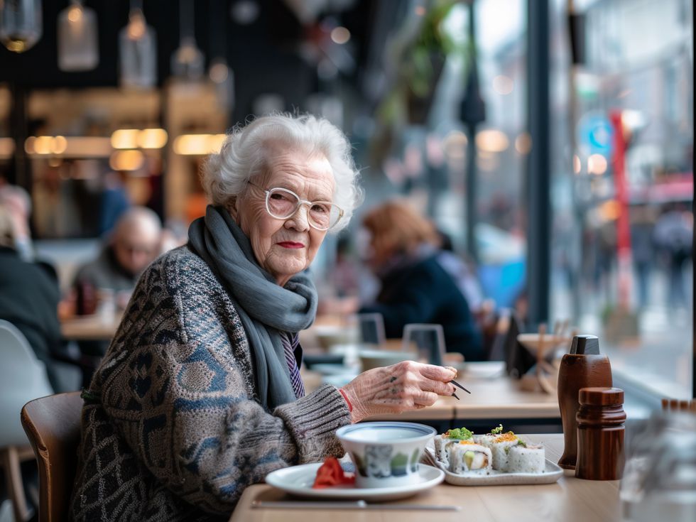 Самотата на трапезата: Как храненето в изолация разрушава здравето на възрастните хора