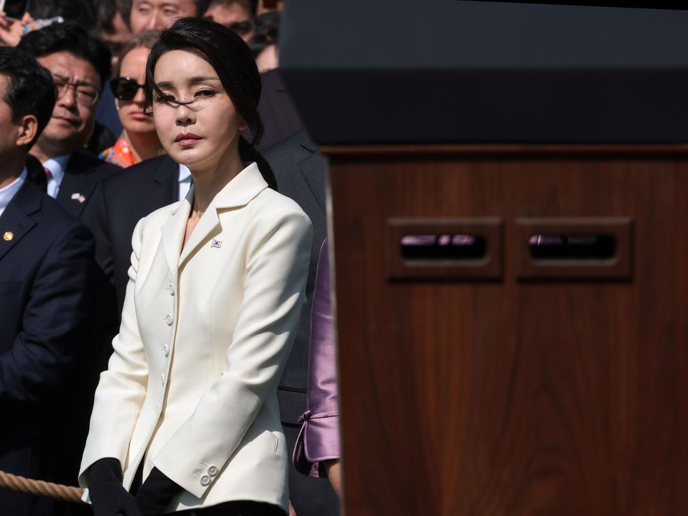 Живата кукла на Южна Корея: Как се облича най-елегантната дама, чиято възраст е истинска загадка