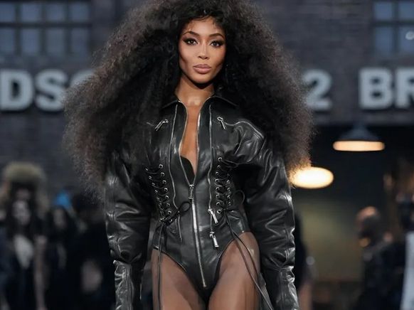 Наоми Кембъл закри юбилейното шоу на Dsquared2 в Милано