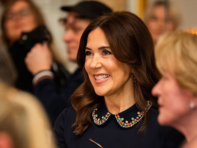 Кралица Мери впечатли с разкошна рокля на Valentino и обувки Manolo Blahnik