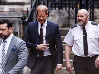 Ирония на съдбата или карма: Принц Хари се подиграваше на  Уилям за плешивостта – днес той самият е в центъра на подигравките