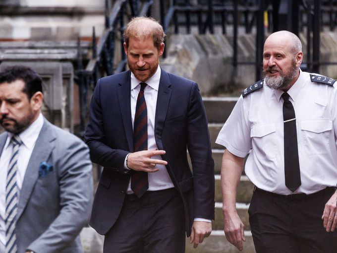 Ирония на съдбата или карма: Принц Хари се подиграваше на  Уилям за плешивостта – днес той самият е в центъра на подигравките