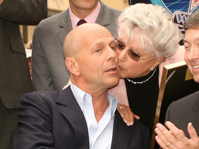 Майката на Брус Уилис – 90-годишен герой и доброволец в пожарната