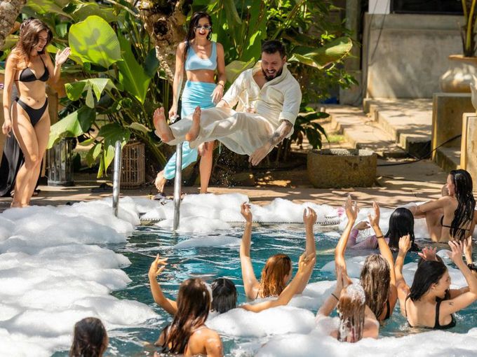 Модна фиеста на пяна партито в "Ергенът": Всички дами избухнаха със зашеметяващ сексапил