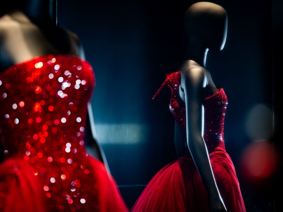 Музеят Victoria & Albert чества Schiaparelli и нейния сюрреалистичен гений