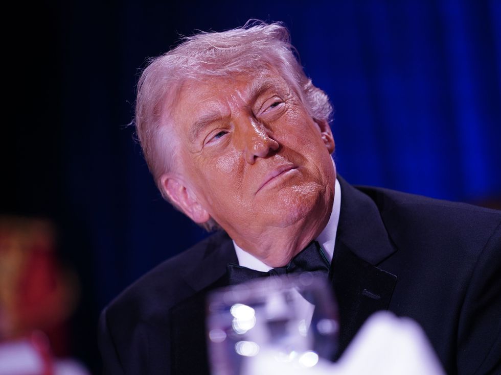 Неизвестен мъж беше обявен за герой, след като застана пред Доналд Тръмп при стрелбата срещу него