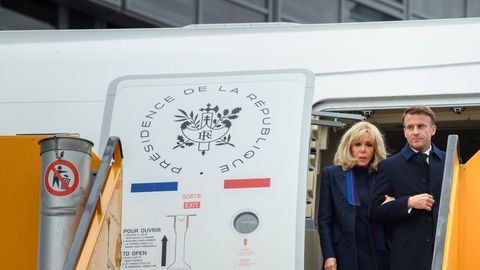 Президентът на Франция Еманюел Макрон се оказа в центъра на