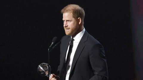 Принц Хари е толкова дълбоко нещастен в Калифорния че сериозно